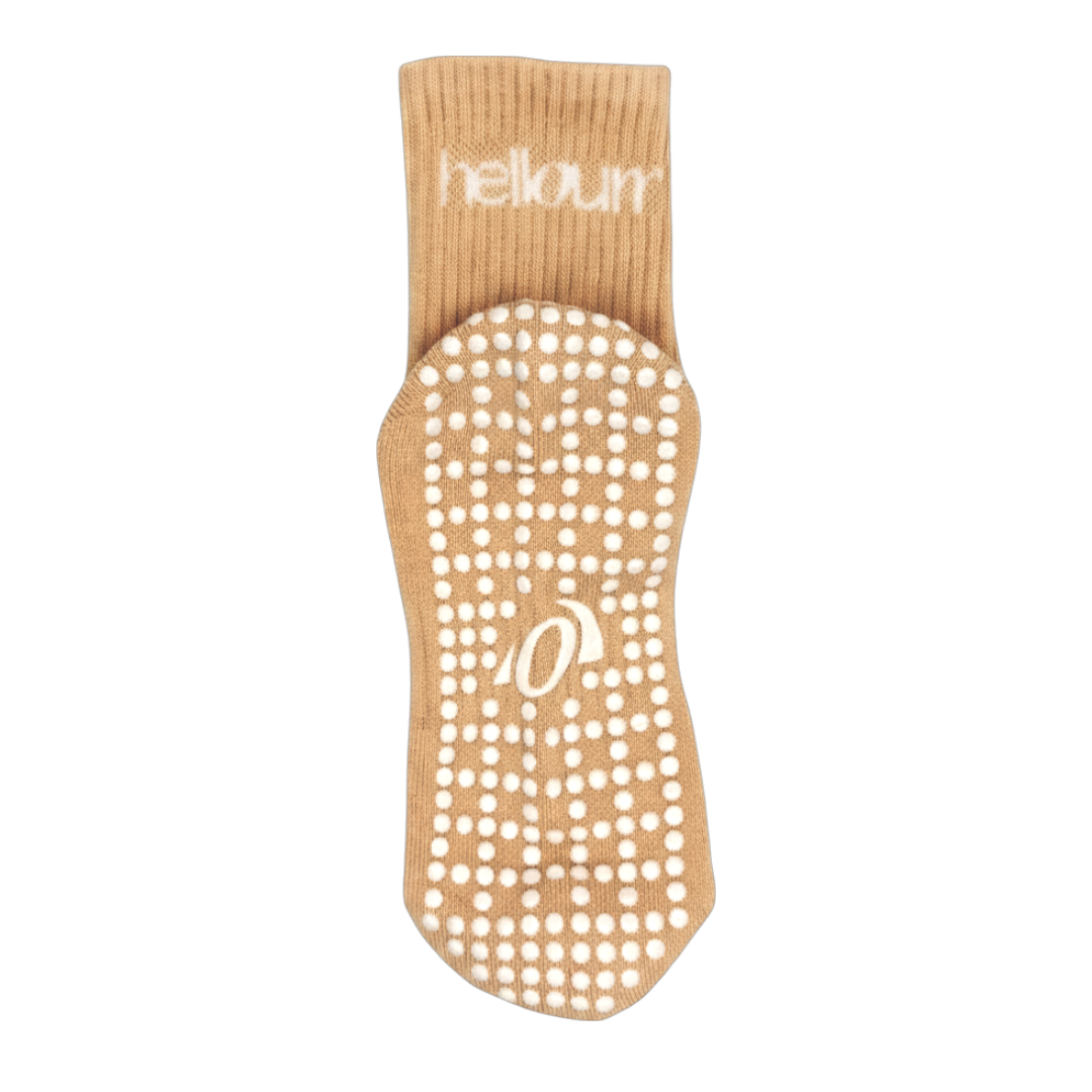full view of heel to toe grip pattern and 'hellourr' branding